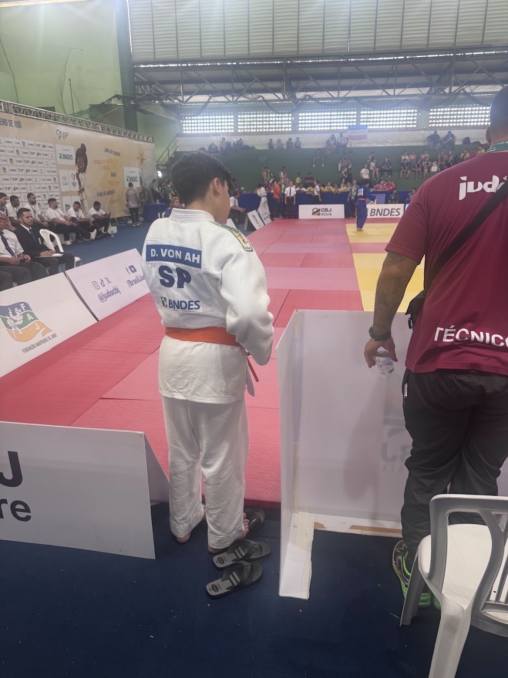 Davi Von Ah de costas, com o dorsal D. VON AH e a sigla SP, aguardando à beira do tatame no Campeonato Brasileiro