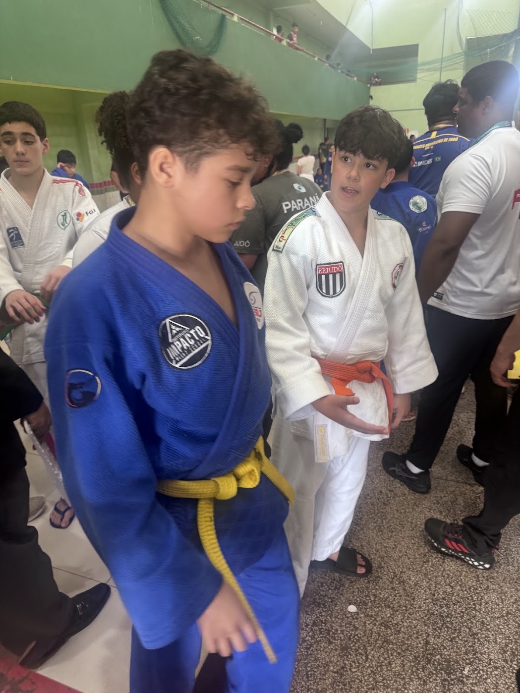 Davi Von Ah aguardando a chamada para a luta, entre atletas de outros estados, na área de espera do ginásio