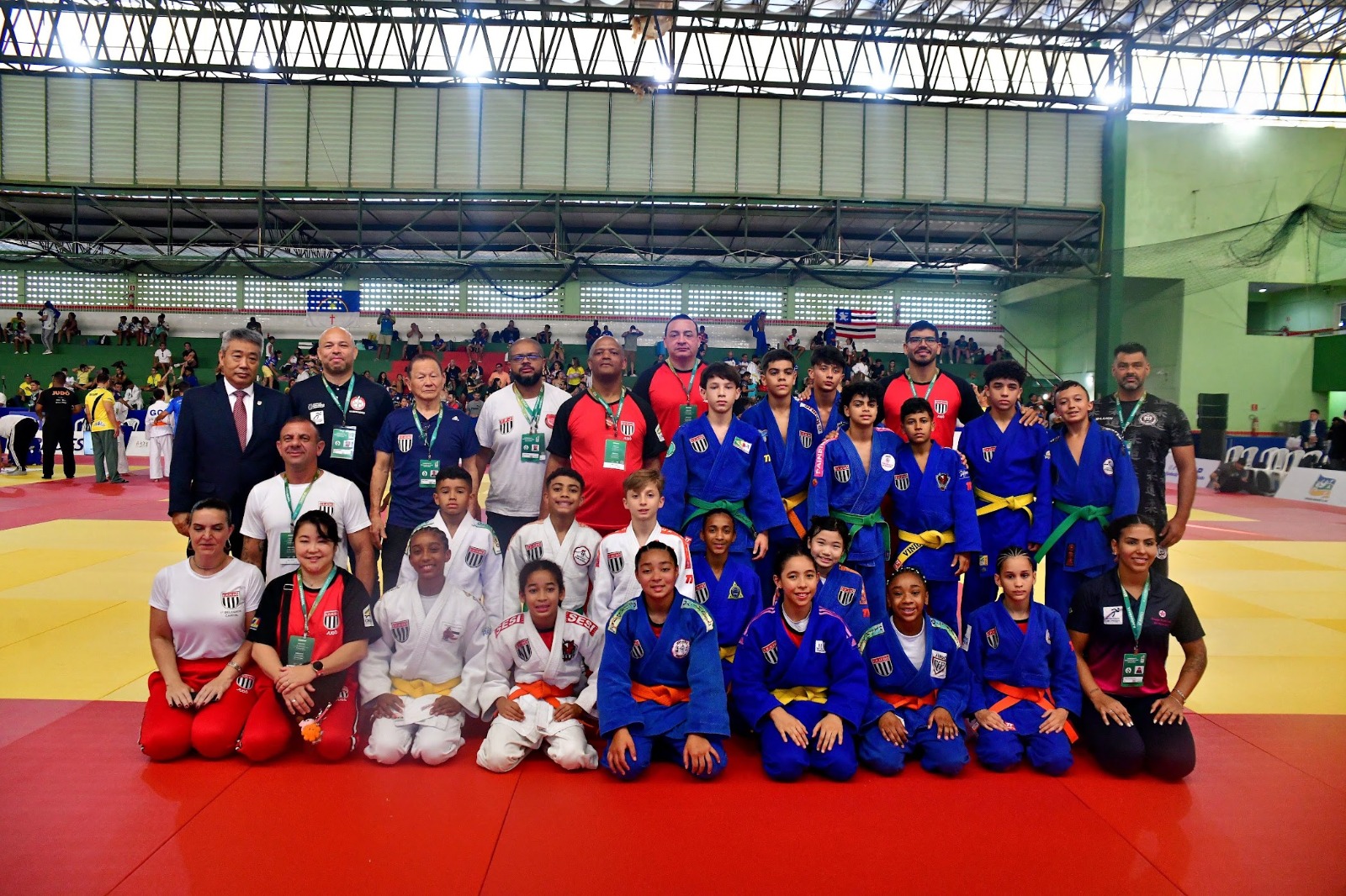 Delegação da seleção paulista de judô reunida no tatame do Ginásio Poliesportivo do IFAP, em Macapá