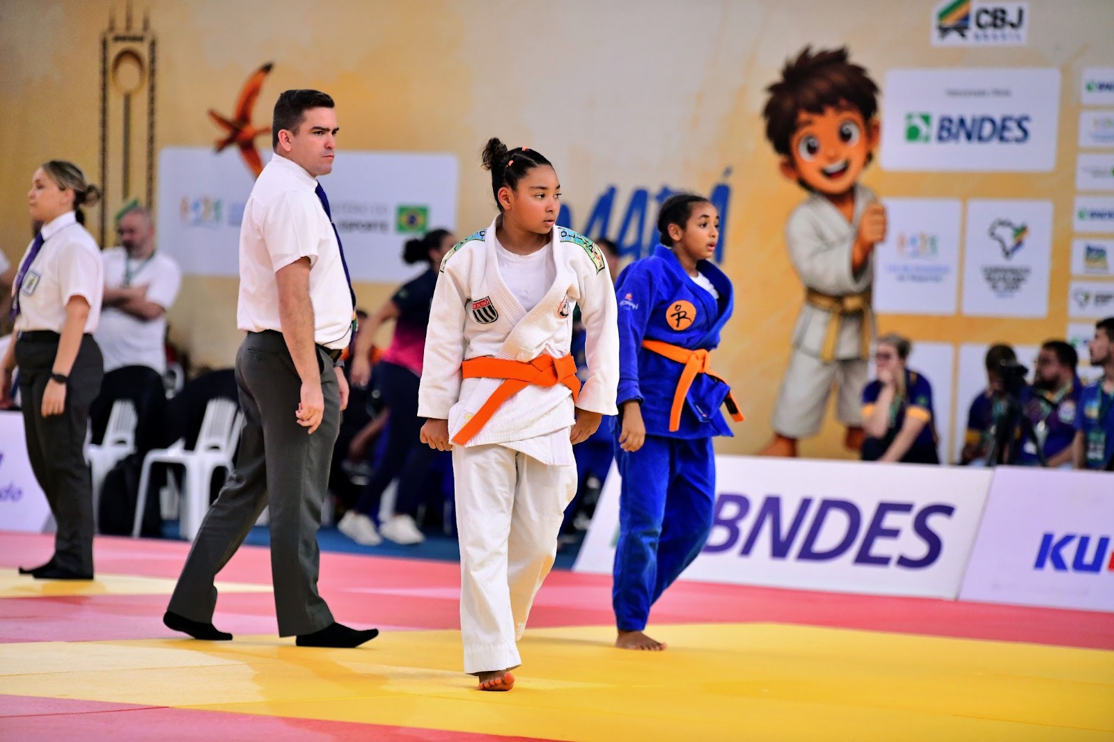 Lídia Sayuri entrando no tatame com a adversária durante o Campeonato Brasileiro Sub-13, em Macapá