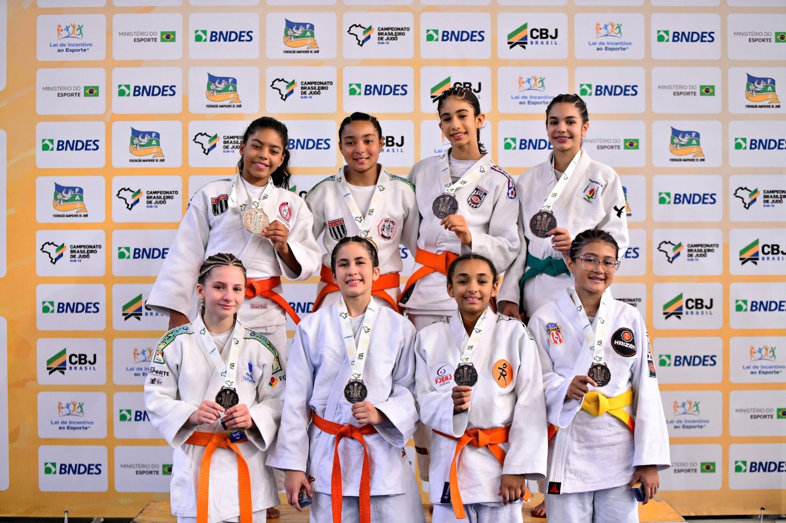 Atletas medalhistas do Sub-13 feminino posando com as medalhas no pódio do Campeonato Brasileiro, em Macapá