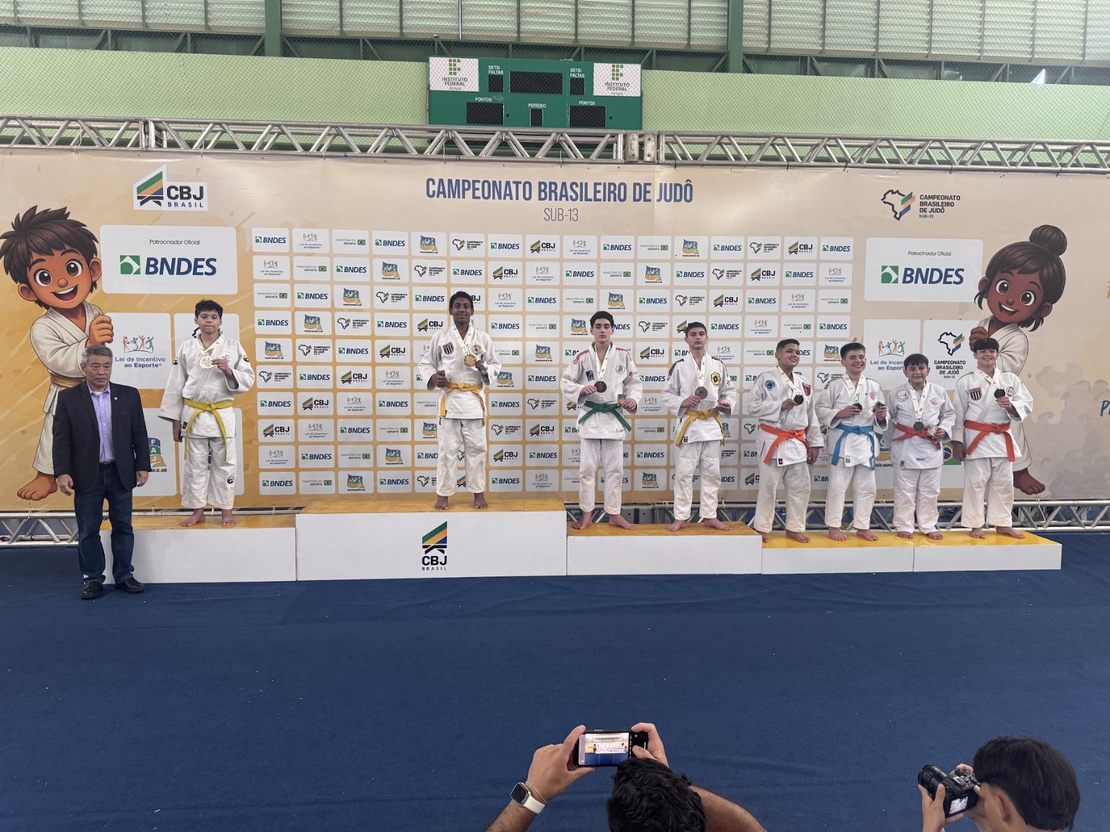 Pódio ampliado da categoria -66 kg do Sub-13 no Campeonato Brasileiro, com oito atletas; Davi Von Ah é o último à direita