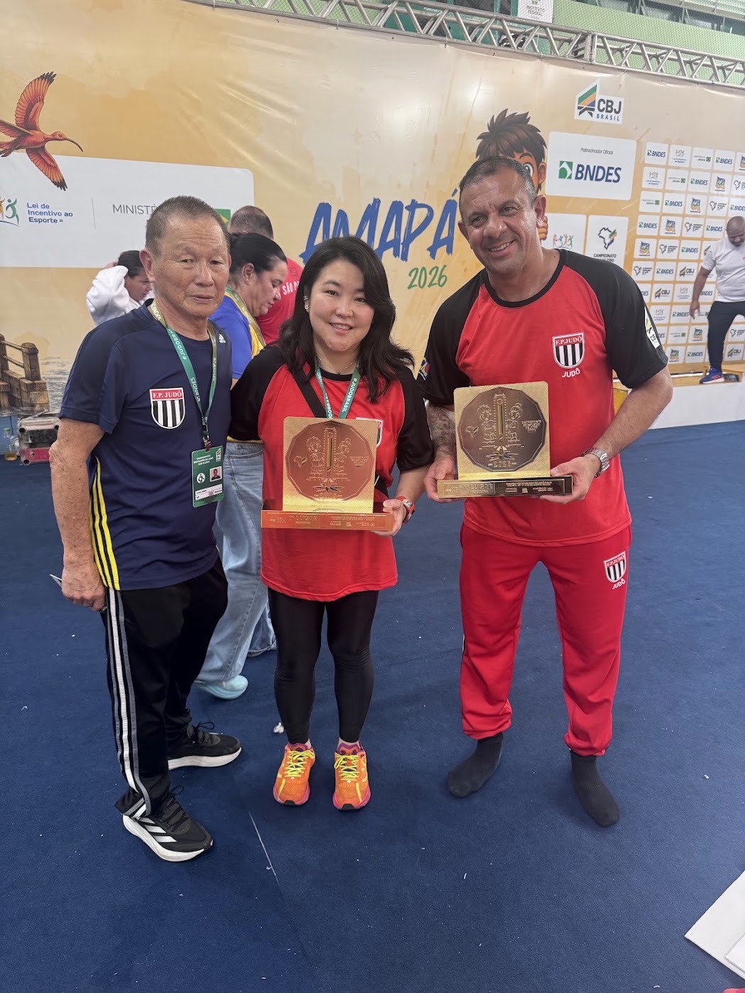 Sensei Sergio Honda, Sensei Suellen Chibana e Sensei Alex Russo com os troféus de primeiro lugar da Federação Paulista