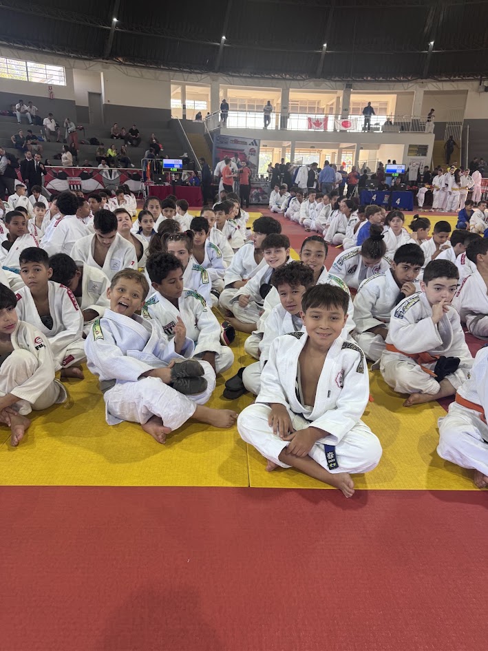 Atletas do Judô Honda entre centenas de outros judocas na cerimônia de abertura da 2ª Copa Internacional de Aguaí