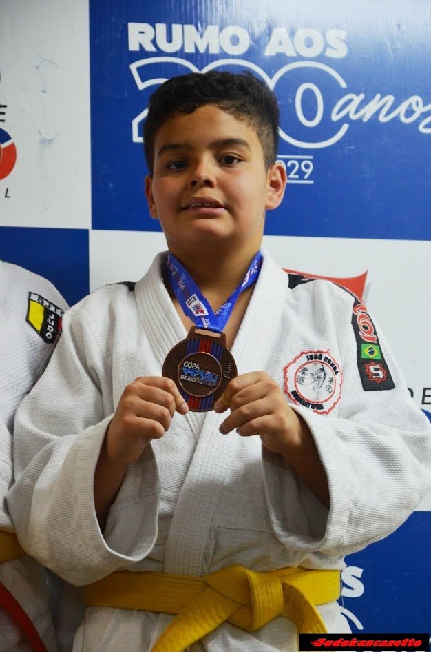 Davi Catarina com a medalha de bronze da Copa Amparo 2026
