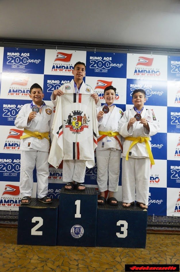 Pódio do Sub-13 Médio da Copa Amparo 2026, com Davi Catarina no bronze
