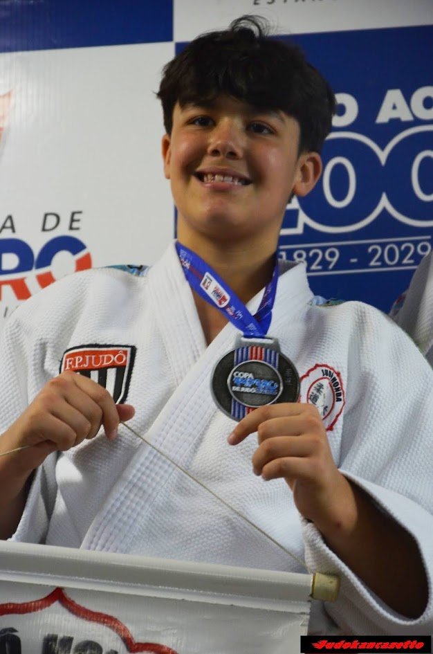 Davi Von Ah sorrindo com a medalha de prata da Copa Amparo 2026