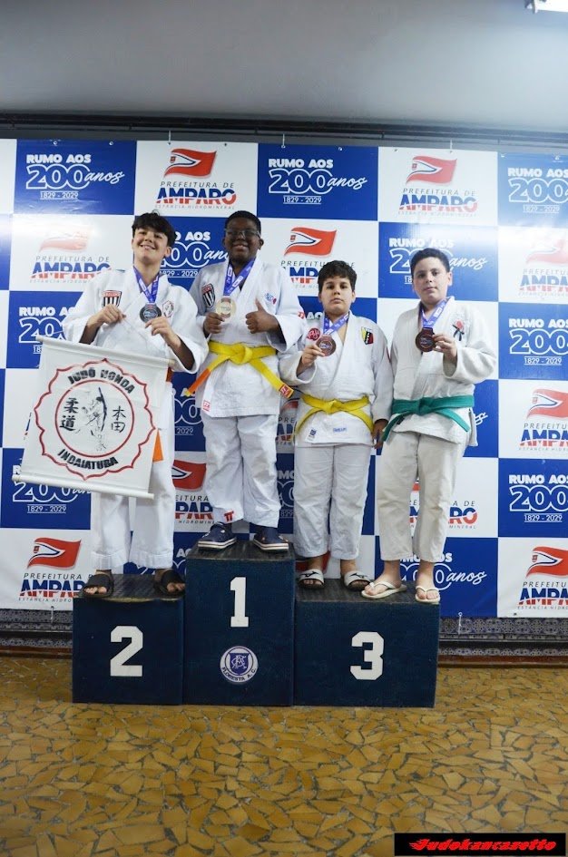 Pódio do Sub-13 Meio-Pesado da Copa Amparo 2026, com Davi Von Ah na segunda posição segurando o banner do Judô Honda