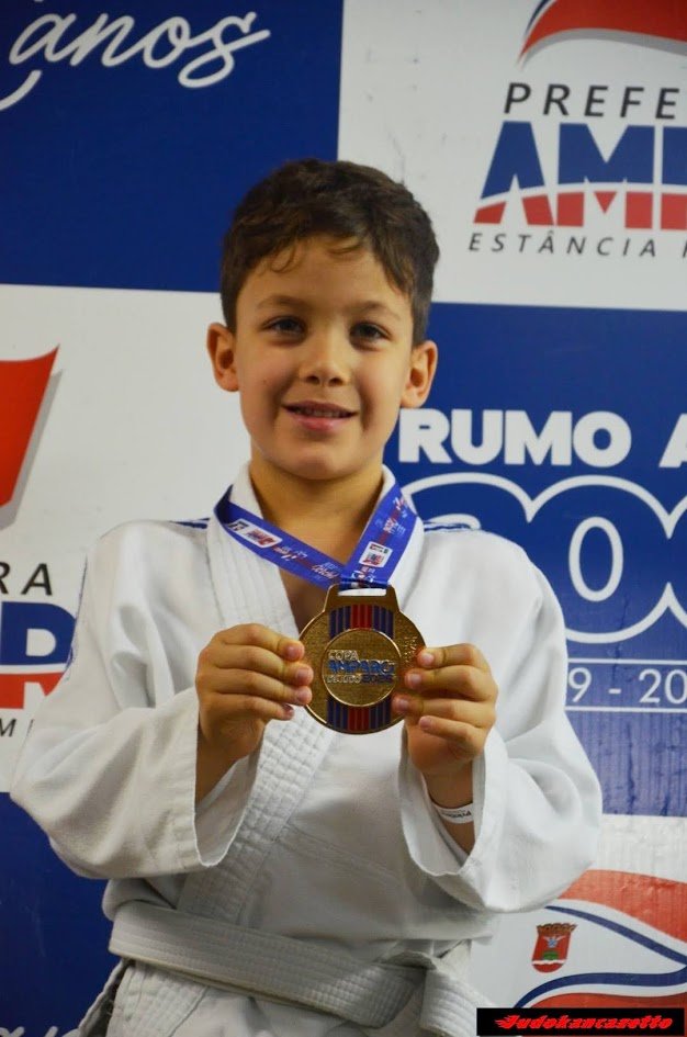 Diego mostrando a medalha da Copa Amparo 2026