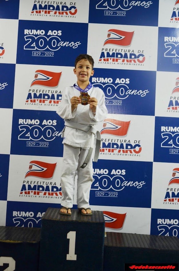 Diego no lugar mais alto do pódio da turma Biriba na Copa Amparo 2026