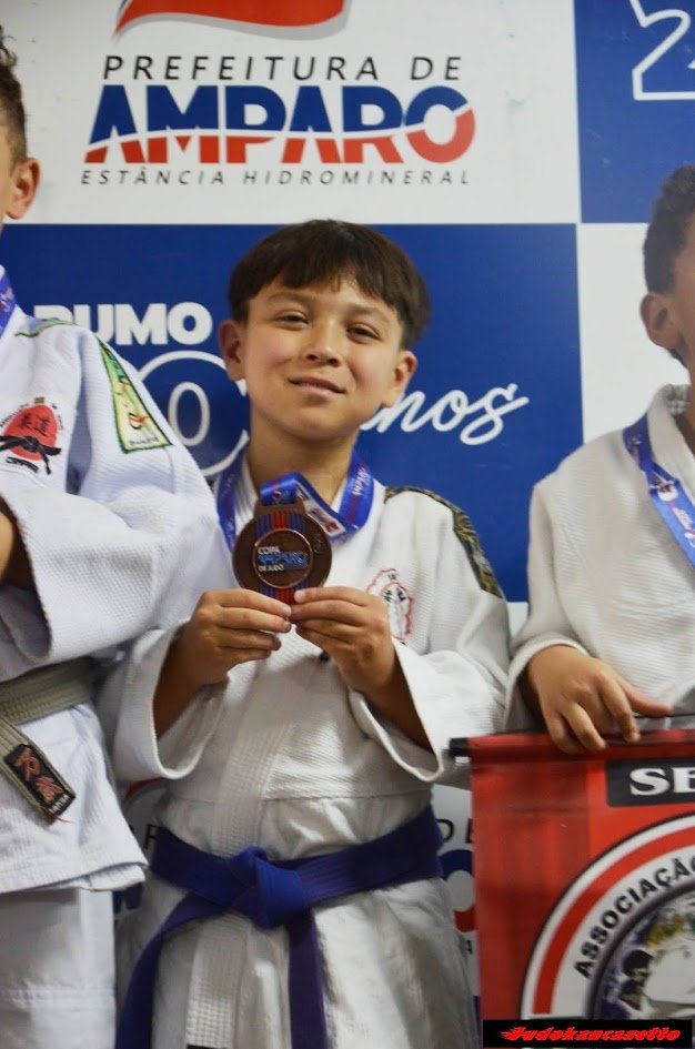 Samuel com a medalha de bronze da Copa Amparo 2026