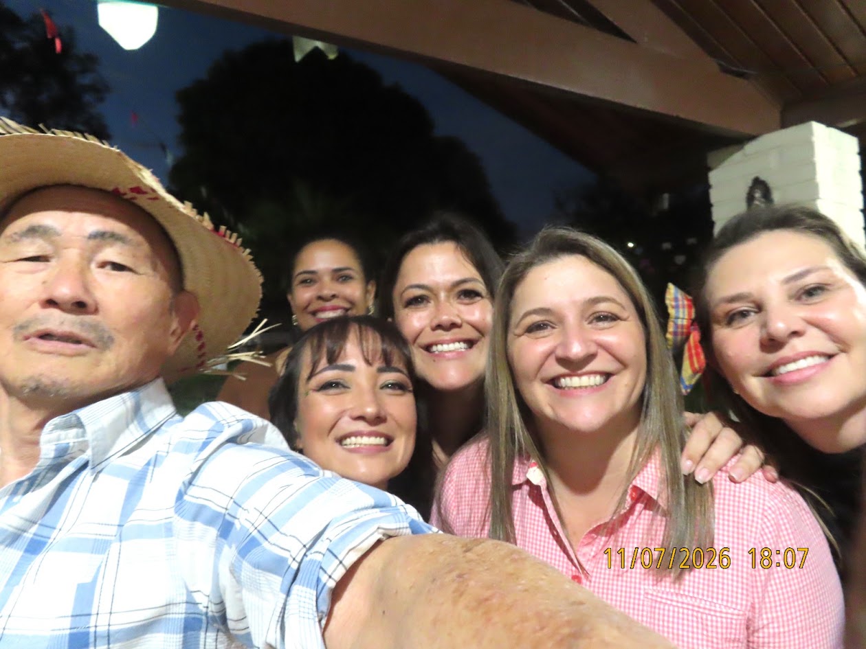 Selfie de Sensei Sergio Honda de chapéu de palha julino cercado de mães do dojô na festa julina 2026
