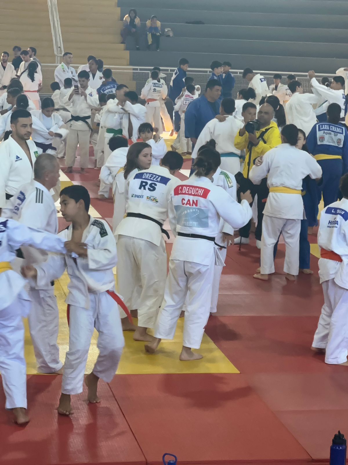 Christa Deguchi, medalhista olímpica canadense, no tatame do 5º Kangueiko de Aguaí ensinando técnica para atletas incluindo Lídia