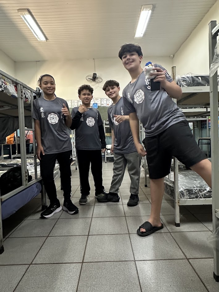 Atletas da delegação Honda no dormitório da Kangueiko Aguaí, com camisetas oficiais do Judô Honda