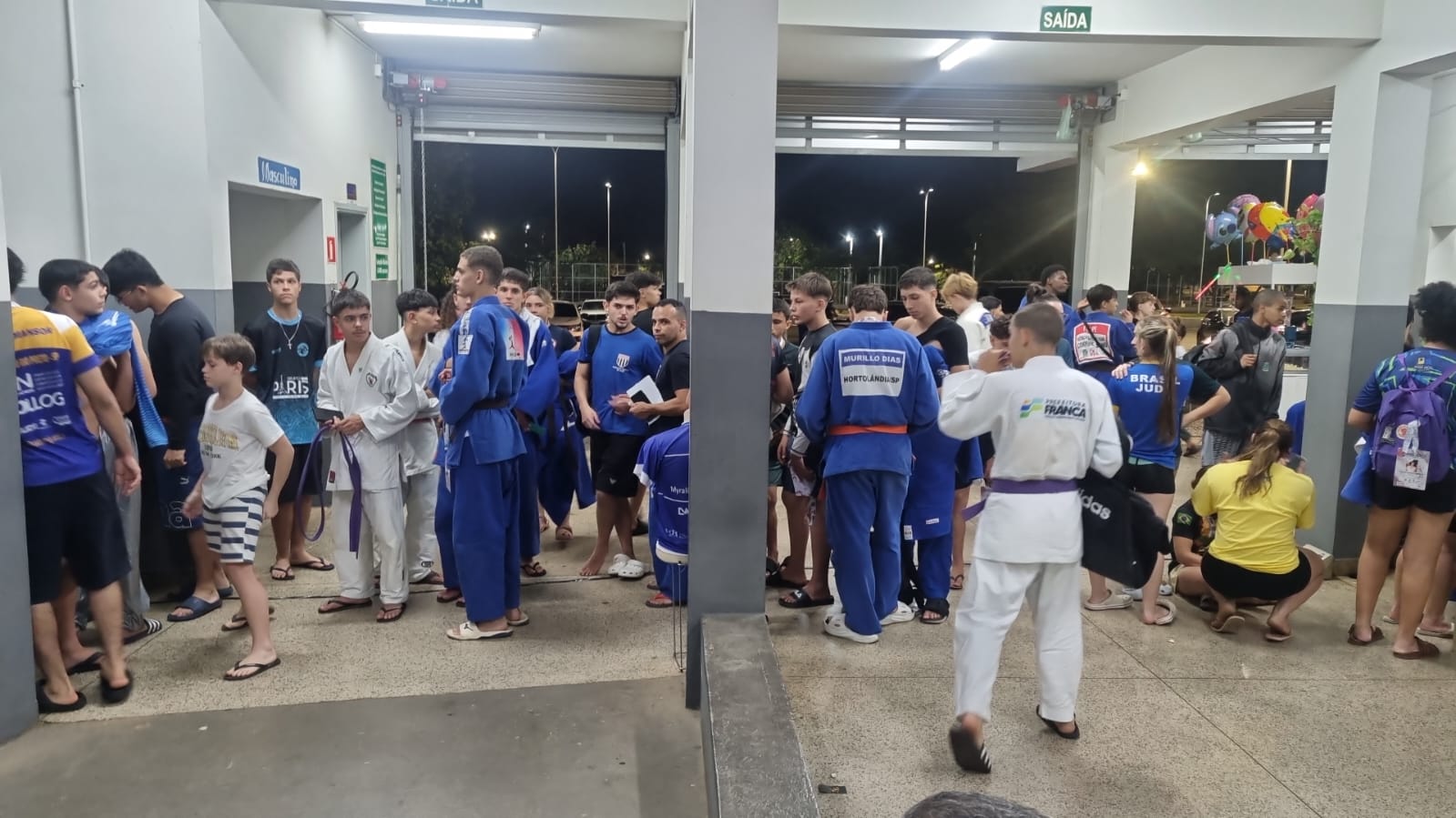 Fila de atletas na entrada do vestiário masculino aguardando a pesagem oficial da 2ª Copa Internacional de Judô de Aguaí