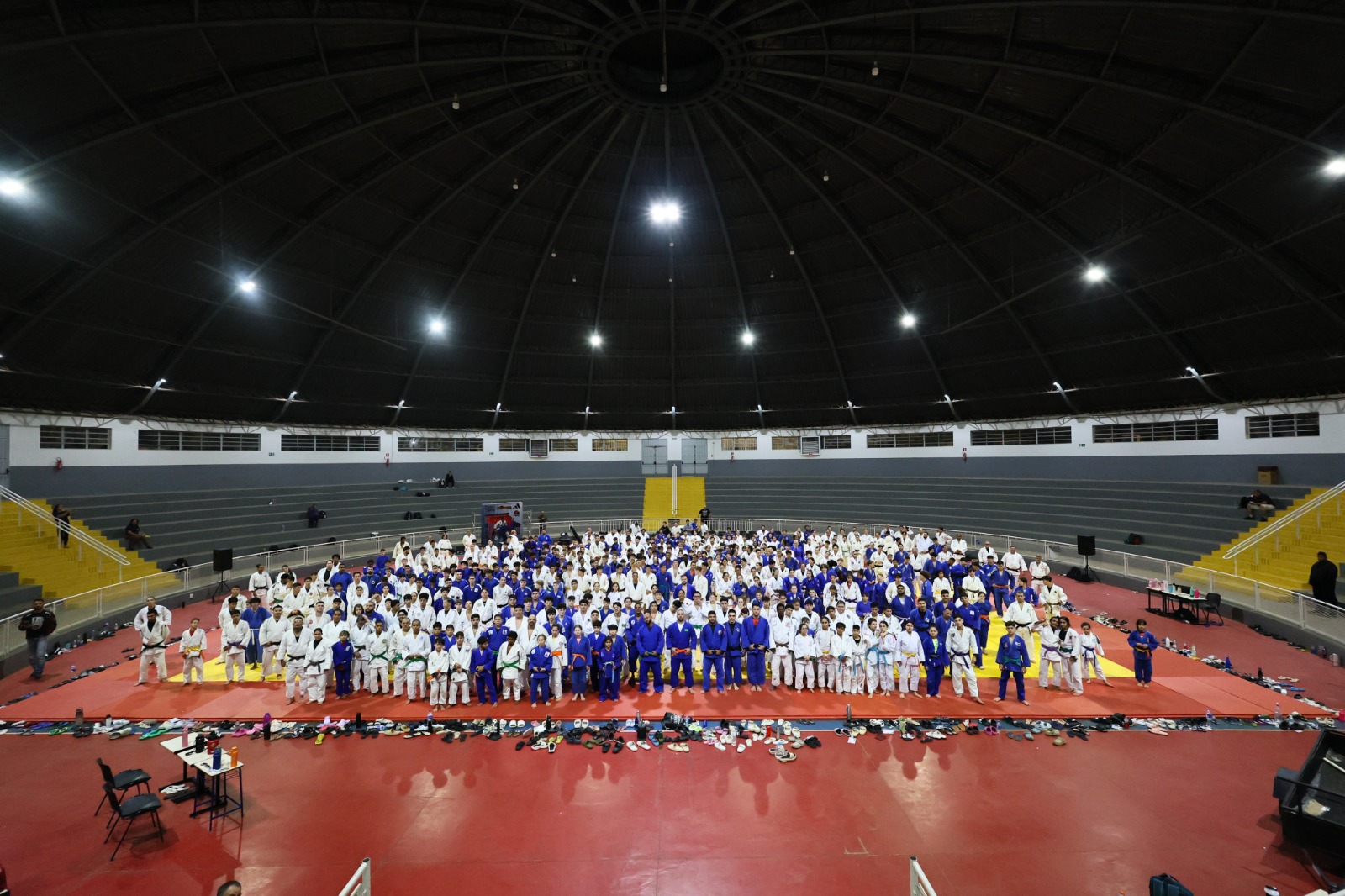 Foto oficial do 5º Kangueiko de Aguaí com mais de 380 atletas reunidos no tatame central do Ginásio Domingão