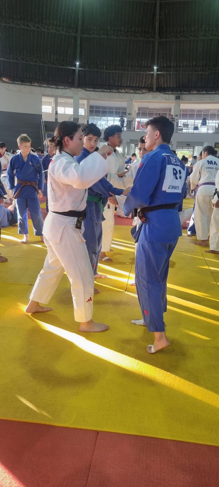 Atleta do Judô Honda em uma disputa de pega com atleta da seleção do Rio Grande do Sul durante treino do 5º Kangueiko de Aguaí