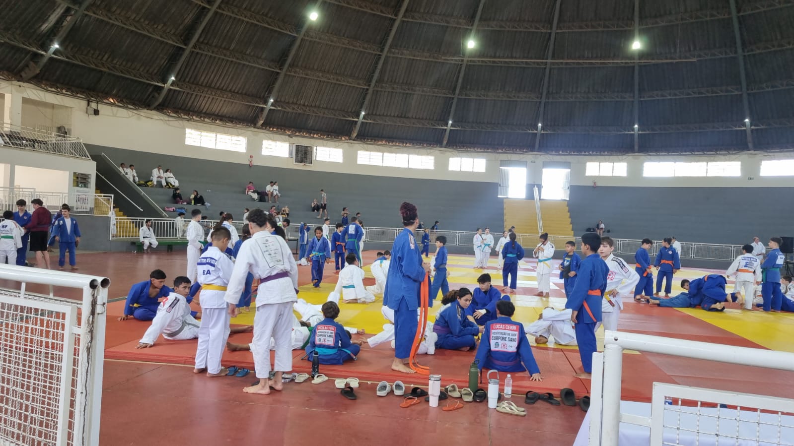 Vista panorâmica do Ginásio Domingão em Aguaí durante o treino de ne-waza com dezenas de atletas trabalhando técnicas no solo