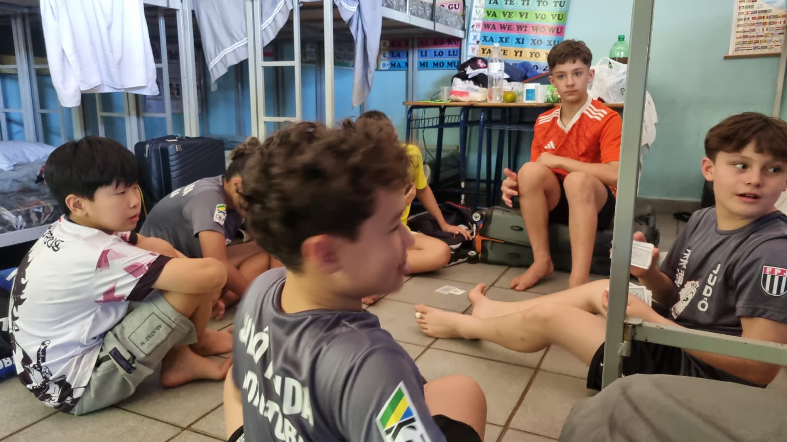 Atletas do Judô Honda e do Dojo Yamamoto jogando truco no dormitório coletivo do 5º Kangueiko de Aguaí