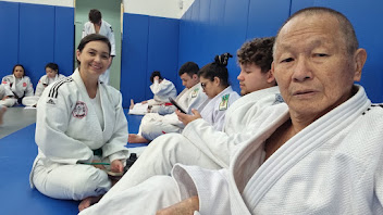 Sensei Sergio Honda ao lado de Patrícia Mitiko Tsuji Pinto durante o domingo do Módulo de Fundamentos Técnicos, com outros candidatos ao fundo
