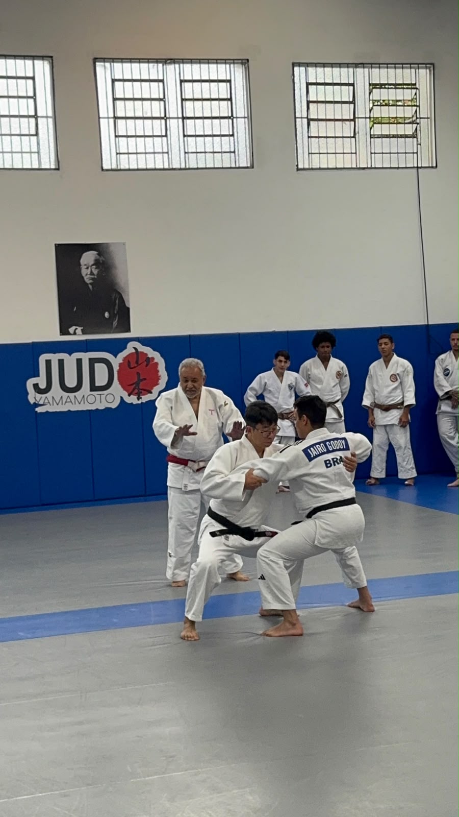 Demonstração de kata com Jairo Godoy (BRA) e outro sensei diante dos candidatos