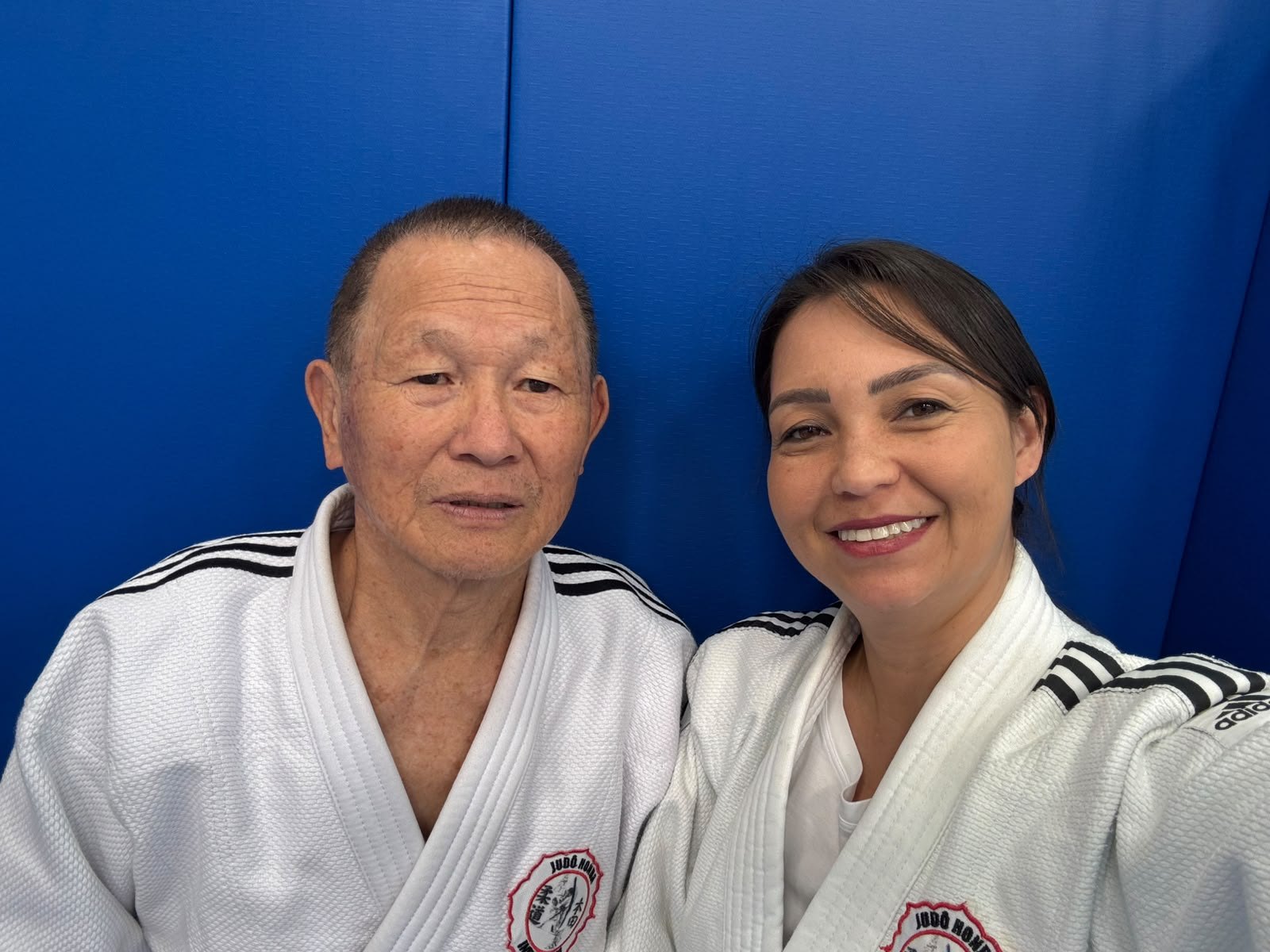 Sensei Sergio Honda e Patricia Mitiko Tsuji Pinto de kimono no tatame da Academia Judô Yamamoto durante o Módulo de Nage-no-Kata