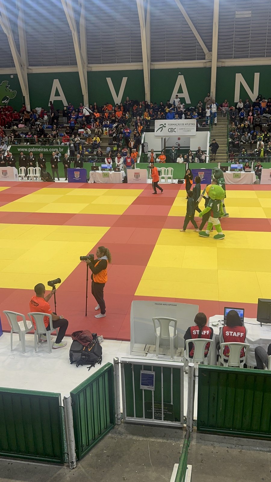Vista do ginásio do Palestra Itália durante o 55º Torneio Periquito de Judô, com tatames, mesas de arbitragem e arquibancada cheia