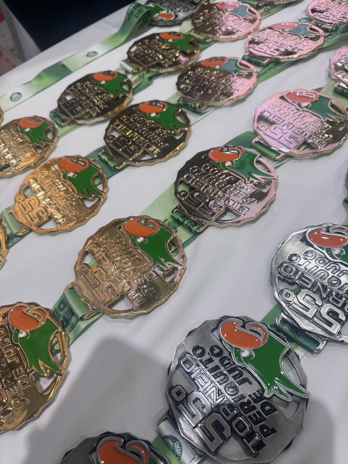 Medalhas de ouro, prata e bronze do 55º Torneio Periquito de Judô sobre a mesa de premiação
