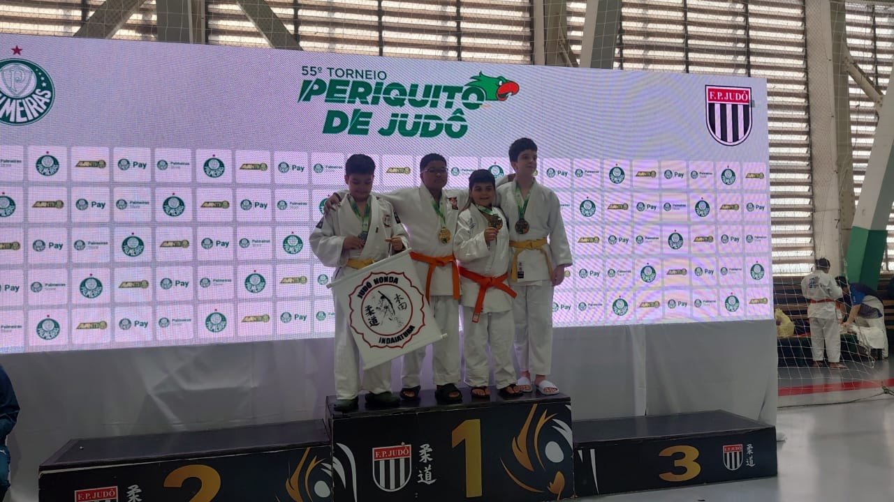 Davi Luis Catarina no pódio do Sub-13 masculino -66 kg do Torneio Periquito, com a medalha de prata e a bandeira do Judô Honda Indaiatuba