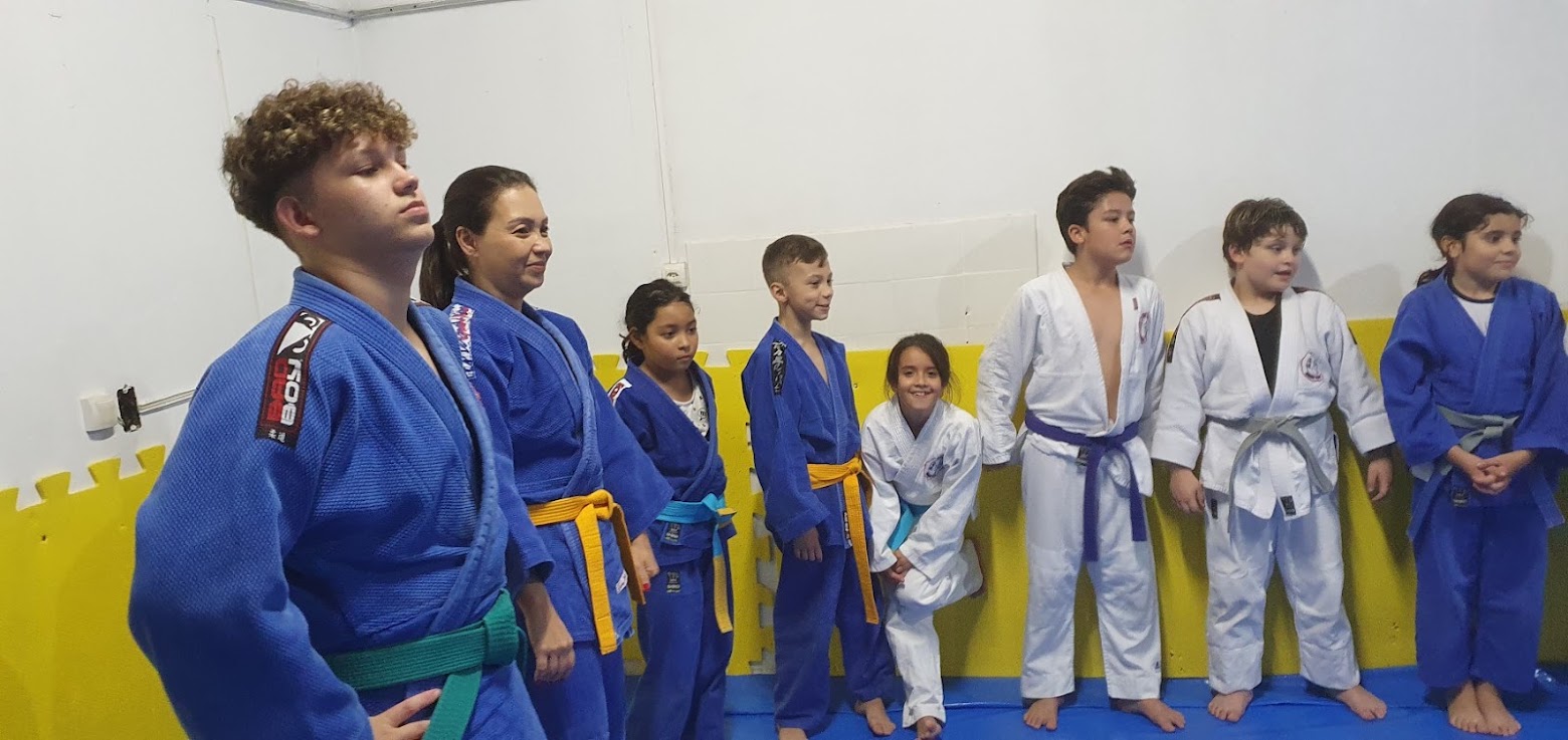 Alunos do Judô Honda em fila no dojô