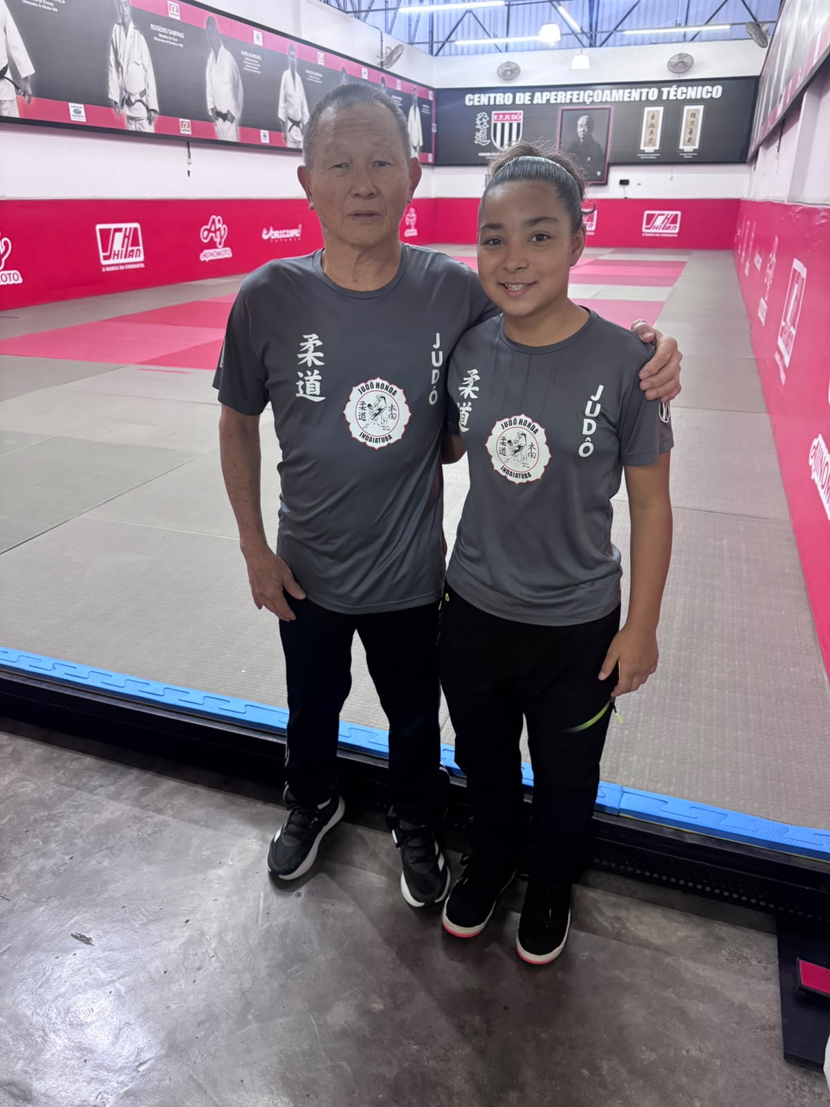 Sensei Sergio Honda e a atleta Lídia Sayuri Tsuji Palma com a camiseta do Judô Honda Indaiatuba no Centro de Aperfeiçoamento Técnico da FPJ